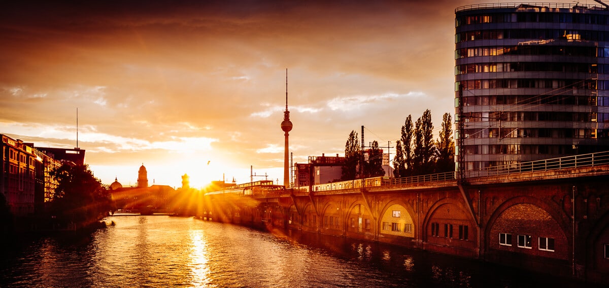 Sonnenuntergang von der Jannowitzbrücke mit Blick auf den Berliner Fernsehturm, (Foto copyright - Frank Weber - Berlin - fotologbuch.de)