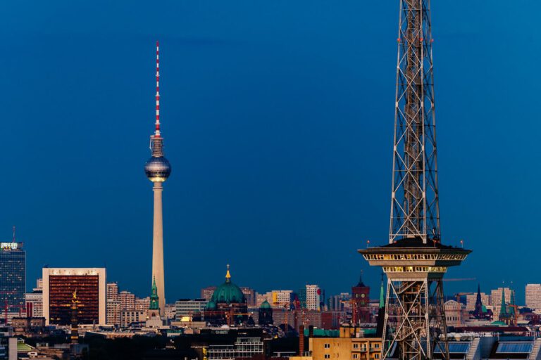 Berlin Skyline zur Blauen Stunde, (Foto copyright - Frank Weber - Berlin - fotologbuch.de)