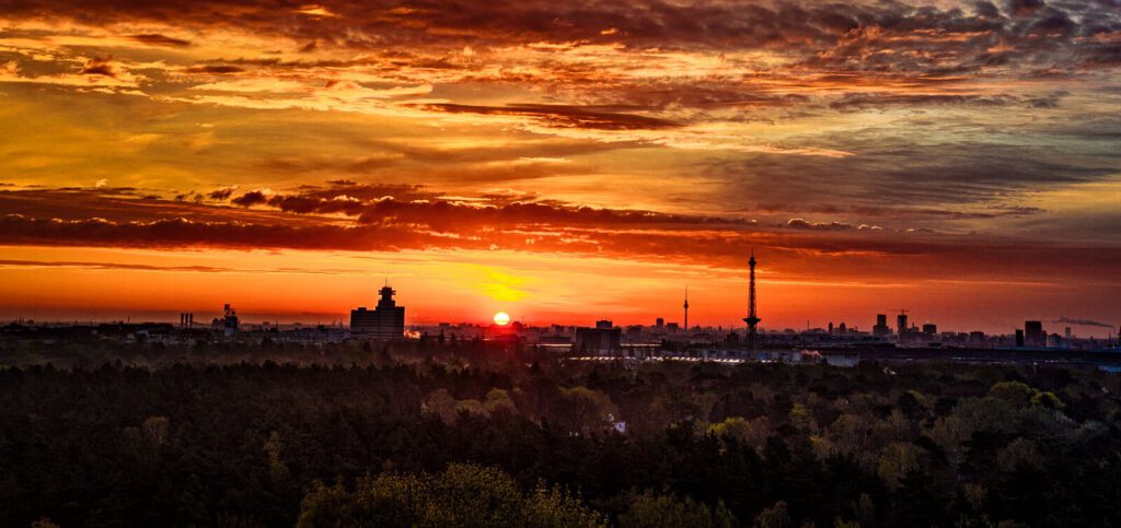 Sonnenaufgang über Berlin - Skyline vom Drachenberg aus, (Foto copyright - Frank Weber - Berlin - fotologbuch.de)